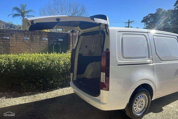 2022 Hyundai Staria Load US4.V1  Van Image 18
