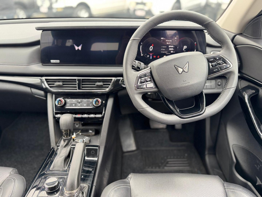 2025 Mahindra XUV700  AX7L SUV Image 18