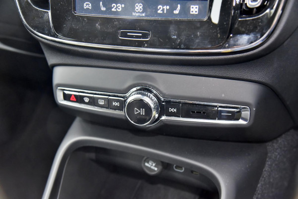 2025 Volvo XC40 XZ Plus B4 SUV Image 9