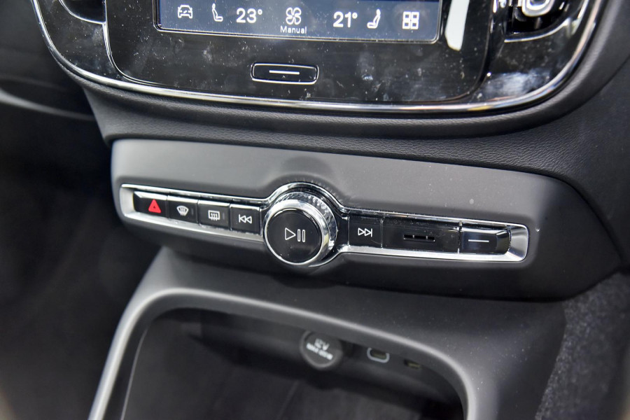 2025 Volvo XC40 XZ Plus B4 SUV Image 9
