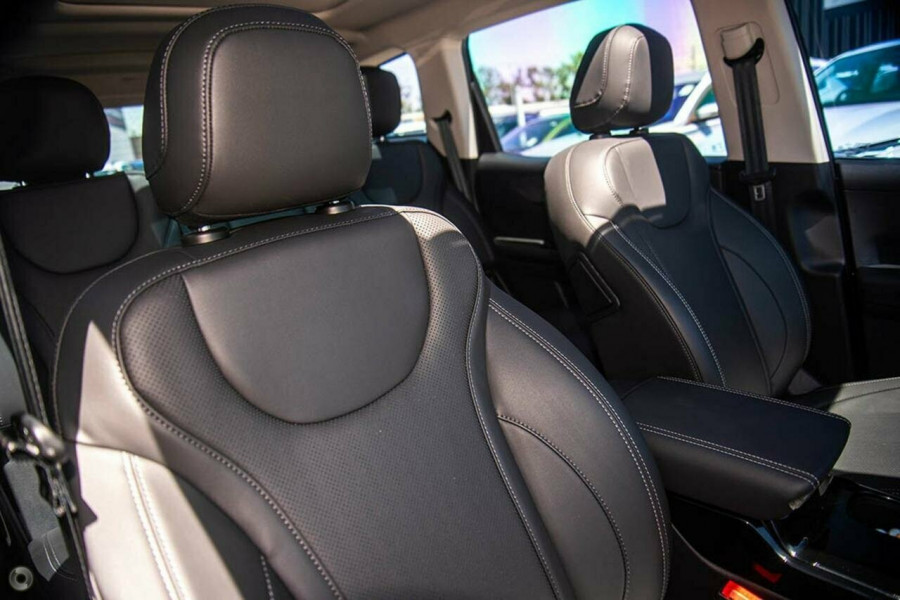 2024 Mahindra XUV700  AX7L SUV Image 7