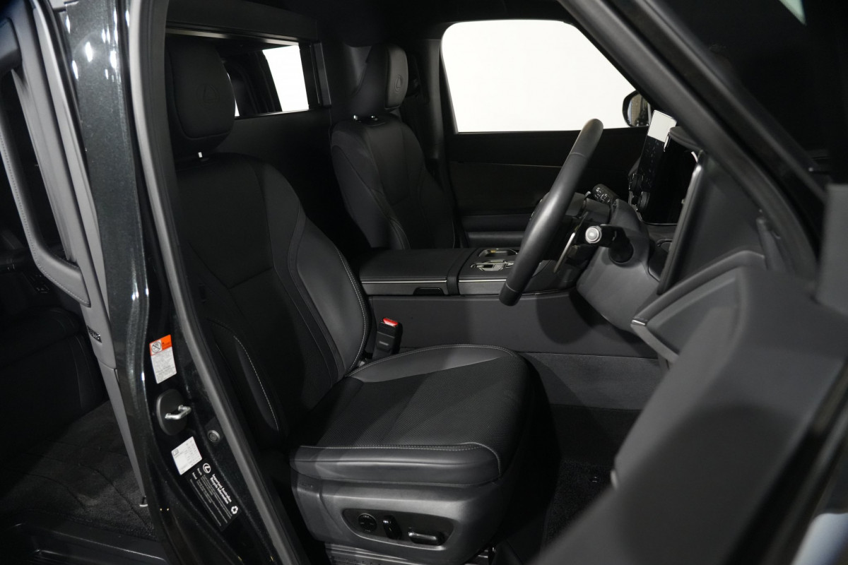 2025 Lexus LM 500h Ultra Luxury Black Trim SUV