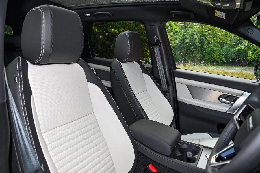 2025 MY25.5 Land Rover Discovery Sport L550 P300e Dynamic SE SUV