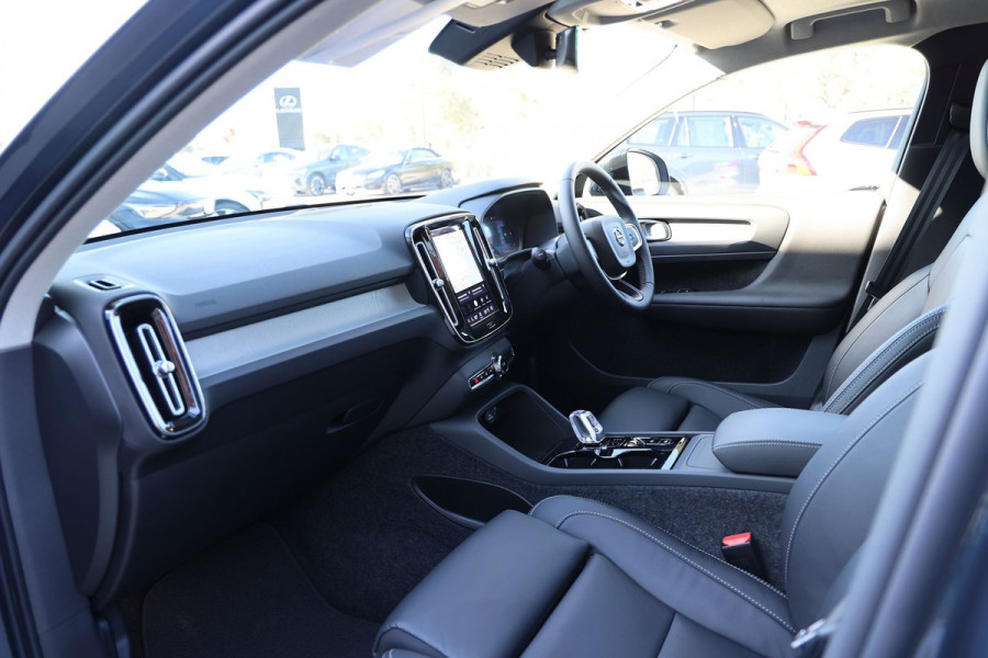 2026 Volvo XC40 XZ Ultra B4 Dark SUV Image 32