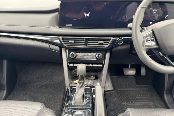 2025 Mahindra XUV700  AX7L SUV Image 17