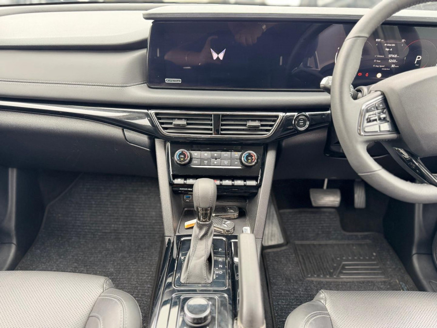 2025 Mahindra XUV700  AX7L SUV Image 17