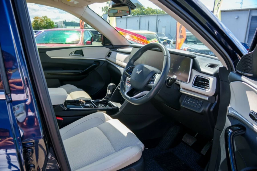 2024 Mahindra XUV700  AX7L SUV Image 15