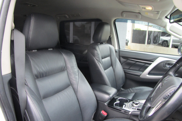 2019 Mitsubishi Pajero Sport QE Black Edition SUV Image 10