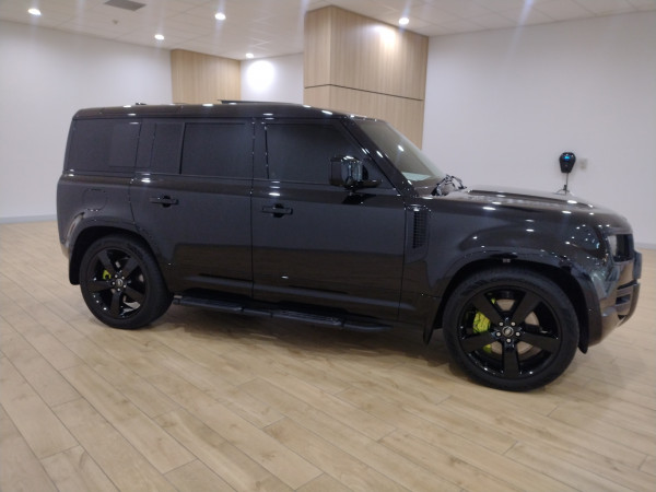 2024 MY25 Land Rover Defender L663 110 P525 V8 SUV image 2