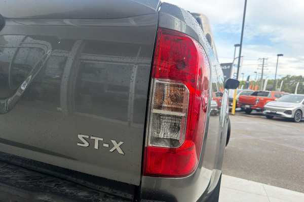 2018 Nissan Navara D23 Series 3 ST-X King Cab Pickup Image 18