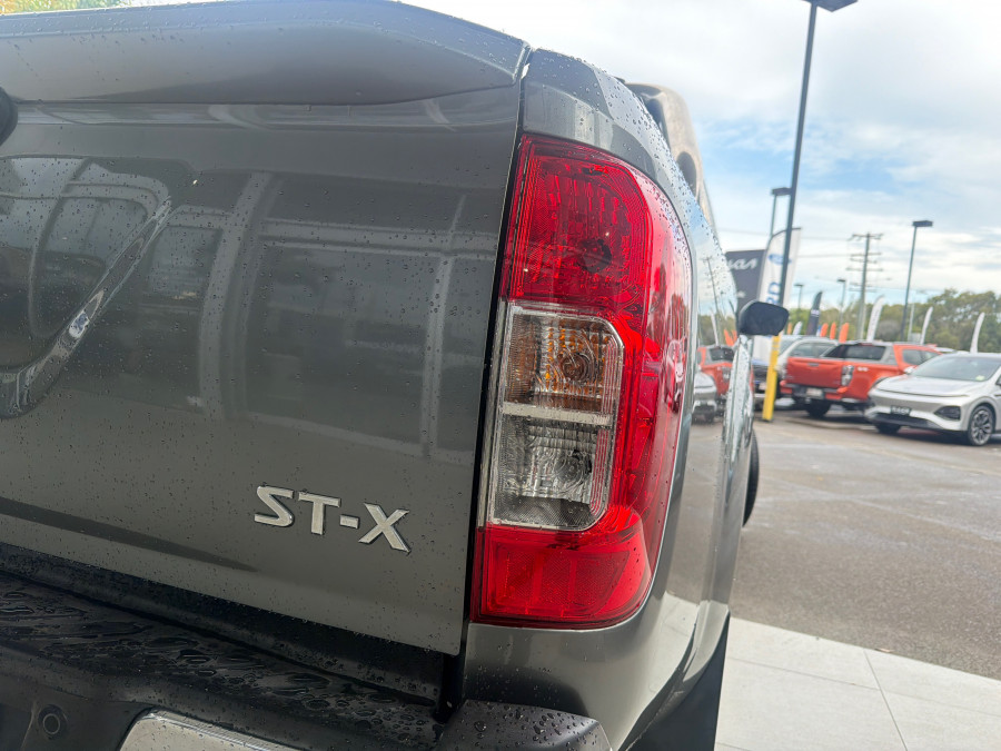 2018 Nissan Navara D23 Series 3 ST-X King Cab Pickup Image 18