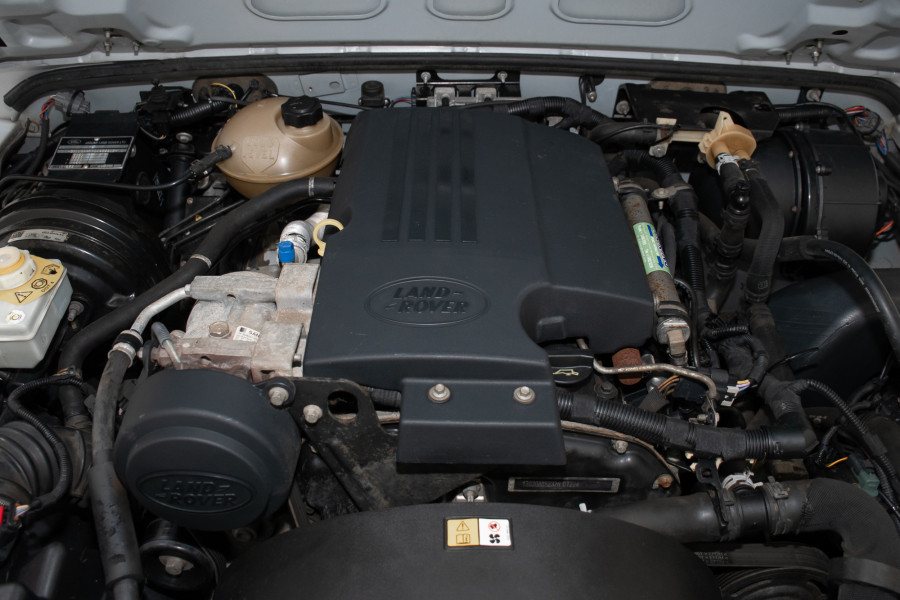 2013 Land Rover Defender 110 (4x4) SUV Image 20