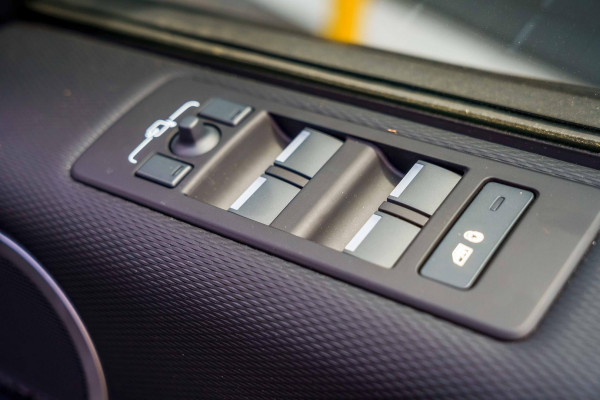 2025 Land Rover Discovery Series 5 D350 Dynamic SE SUV image 10