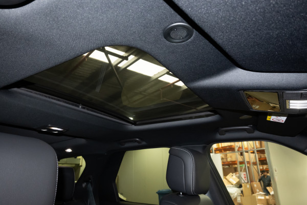 2026 Land Rover Discovery Series 5 D350 Dynamic SE SUV image 11