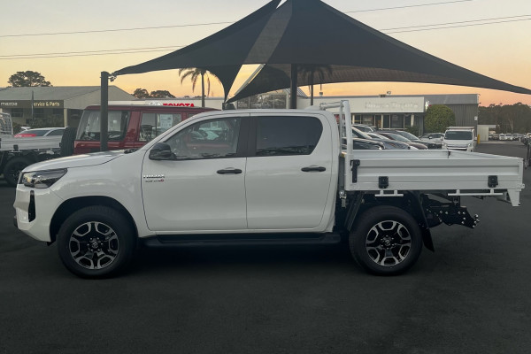 2025 Toyota HiLux GUN126R SR5 48V Cab Chassis Image 4