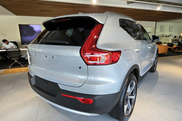 2025 Volvo XC40 XZ Ultra B4 Bright SUV Image 4