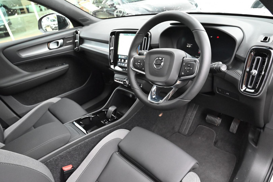 2026 Volvo EX40  Ultra Single Motor Extended Range SUV Image 5