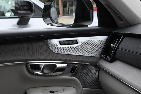 2026 Volvo XC90 L Series Ultra B5 Dark SUV image 9