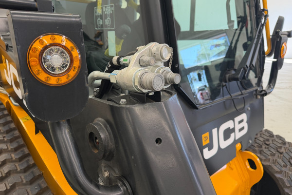 2025 JCB 300THF CAB T3 WITH 320 CW Tracked Skidsteer Loader Image 6
