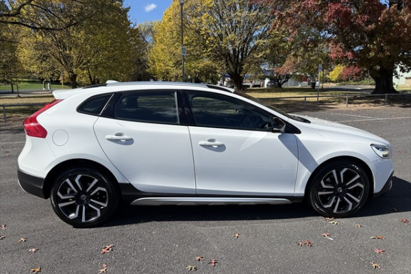2017 MY18 Volvo V40 Cross Country M Series D4 Pro Hatch Image 2