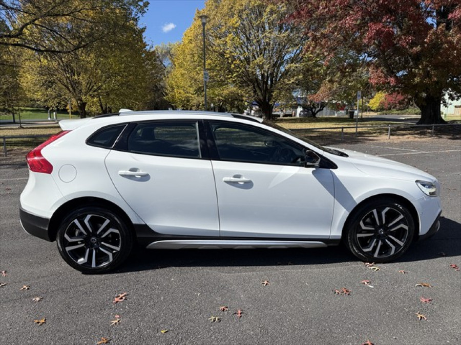 2017 MY18 Volvo V40 Cross Country M Series D4 Pro Hatch Image 2