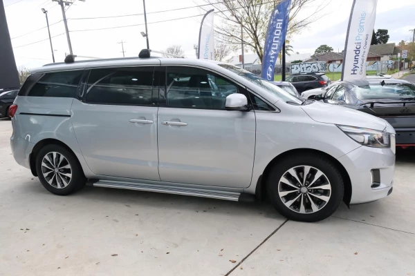 2017 MY18 Kia Carnival YP SLi Van Image 5