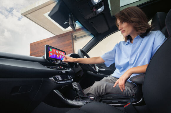 10.25” infotainment touchscreen with Apple CarPlay™<sup>[P4]</sup> & Android™<sup>[P5]</sup> Auto