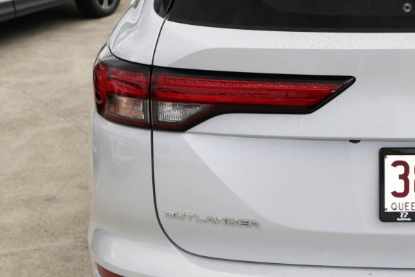 2025 Mitsubishi Outlander ZM LS SUV Image 3
