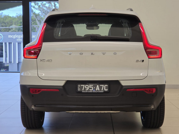 2025 MY26 Volvo XC40 XZ Ultra B4 Dark SUV image 3