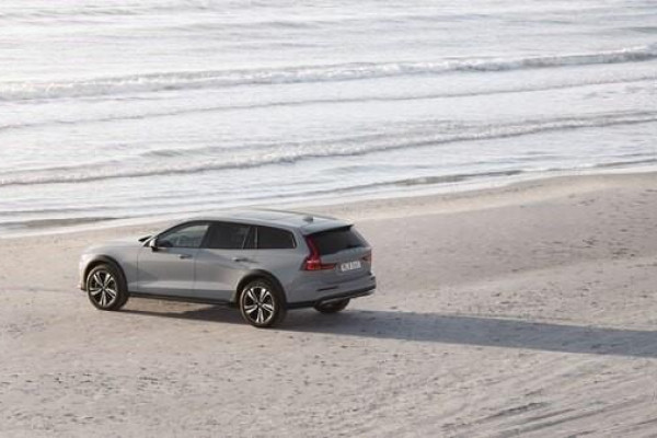 2024 MY25 Volvo V60 Cross Country  Ultra B5 Bright Wagon Image 2