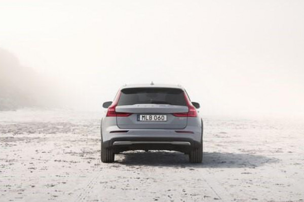 2024 MY25 Volvo V60 Cross Country  Ultra B5 Bright Wagon Image 3