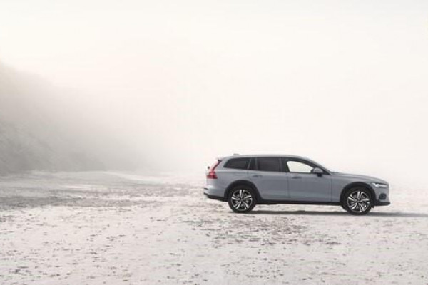 2024 MY25 Volvo V60 Cross Country  Ultra B5 Bright Wagon Image 4