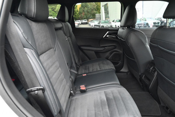 2024 Mitsubishi Outlander ZM Black Edition SUV image 13