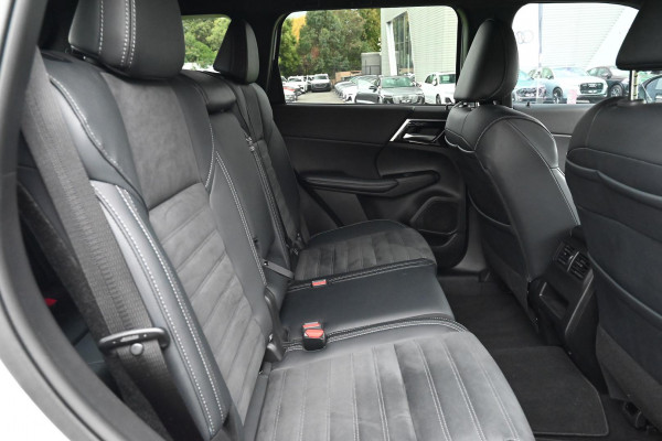 2024 Mitsubishi Outlander ZM Black Edition SUV Image 13