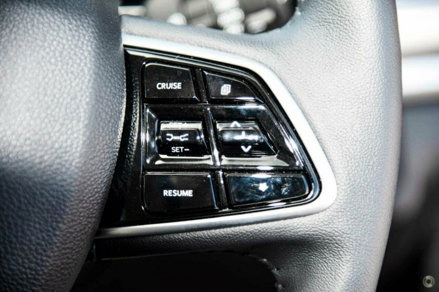 2025 Mahindra XUV700  AX7L SUV Image 10