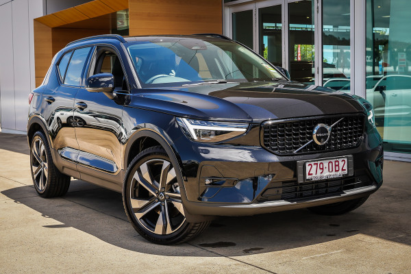2025 Volvo XC40 XZ Ultra B4 Dark SUV