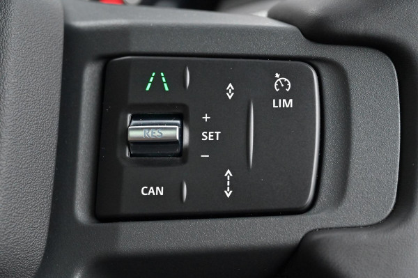 2025 MY26 Land Rover Defender L663 130 D350 X-Dynamic SE SUV image 21