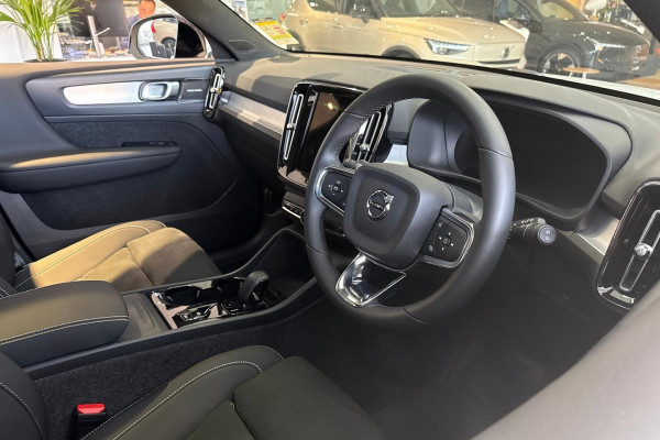 2025 Volvo XC40 XZ Black Edition SUV Image 6