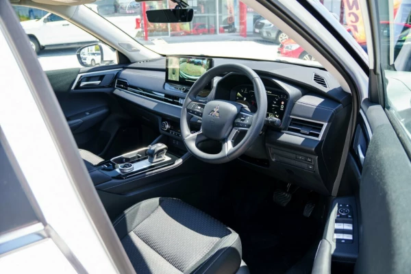 2026 MY25 Mitsubishi Outlander ZM ES SUV Image 16