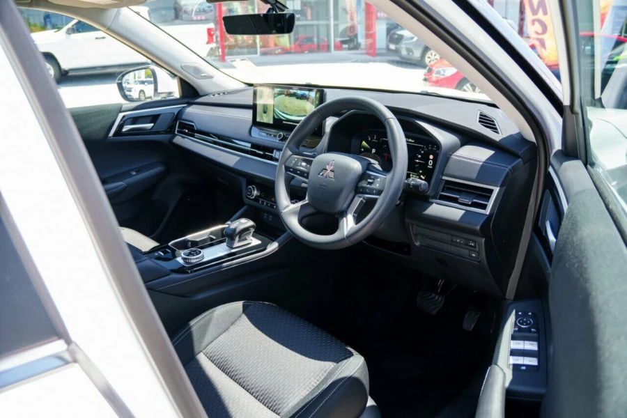 2026 MY25 Mitsubishi Outlander ZM ES SUV Image 16