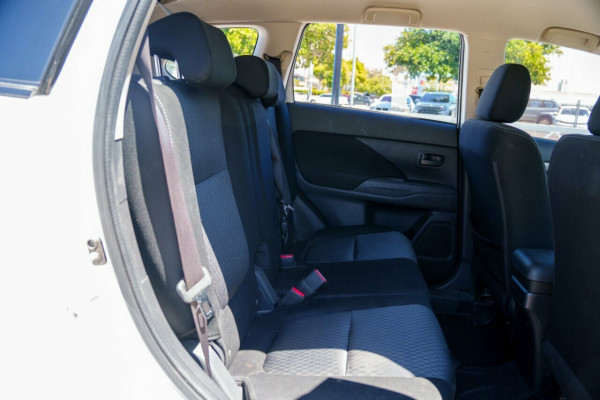 2014 MY14.5 Mitsubishi Outlander ZJ ES Wagon Image 9