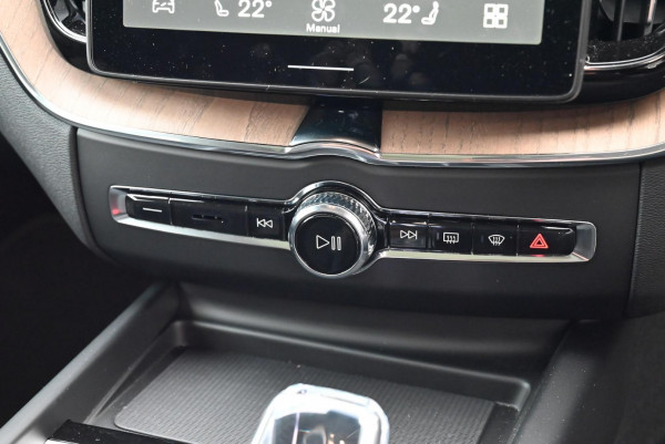 2025 MY26 Volvo XC60 UZ Plus B5 Bright SUV image 16