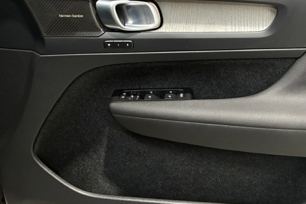 2023 Volvo XC40 XZ Ultimate B5 Dark SUV Image 11