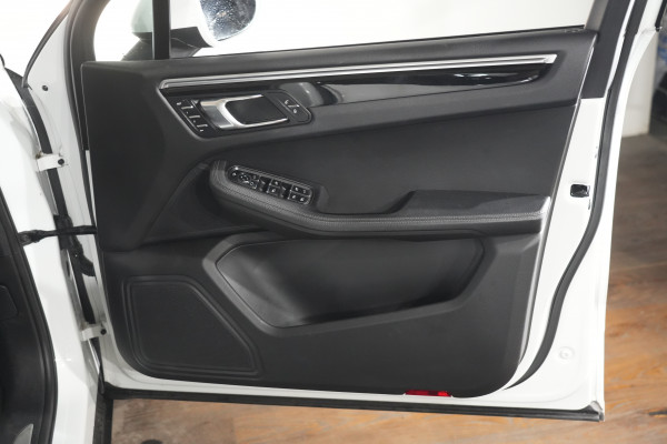 2018 Porsche Macan S Diesel SUV image 29