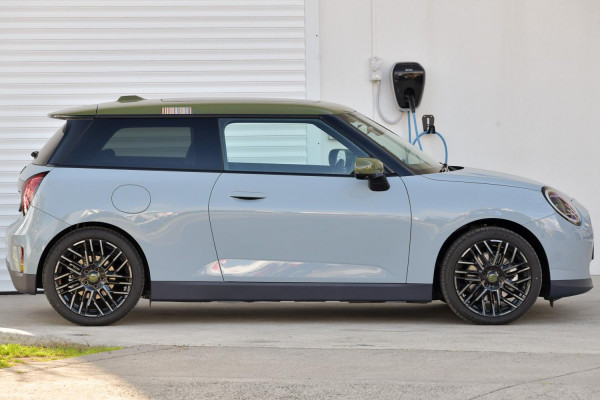 2026 MINI Cooper J01 SE Paul Smith Edition Hatch image 3
