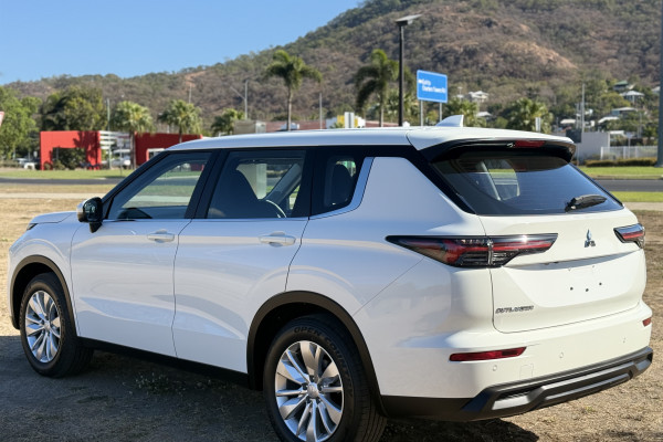 2026 Mitsubishi Outlander ZM ES SUV Image 4