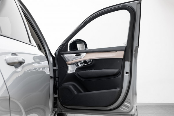 2025 Volvo XC90 L Series Ultra T8 Plug-In Hybrid SUV Image 9