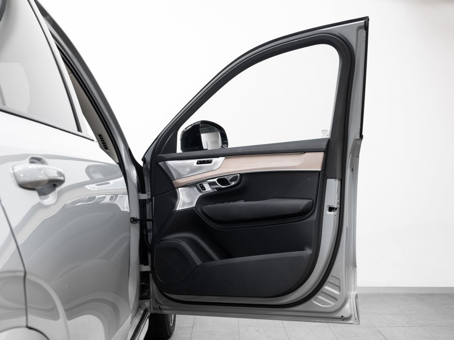 2025 Volvo XC90 L Series Ultra T8 Plug-In Hybrid SUV Image 9