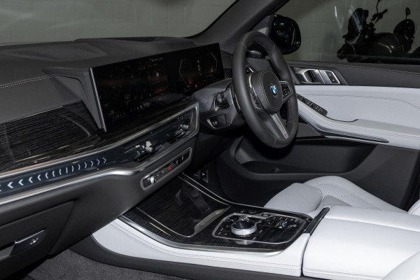 2025 BMW X5 G05 LCI xDrive40i M Sport SUV image 8