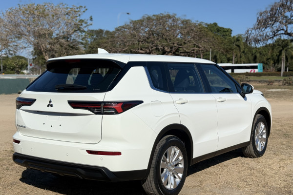 2026 Mitsubishi Outlander ZM ES SUV Image 6